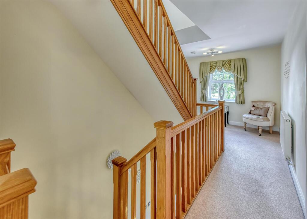4 Great Hall Grove-landing1.jpg