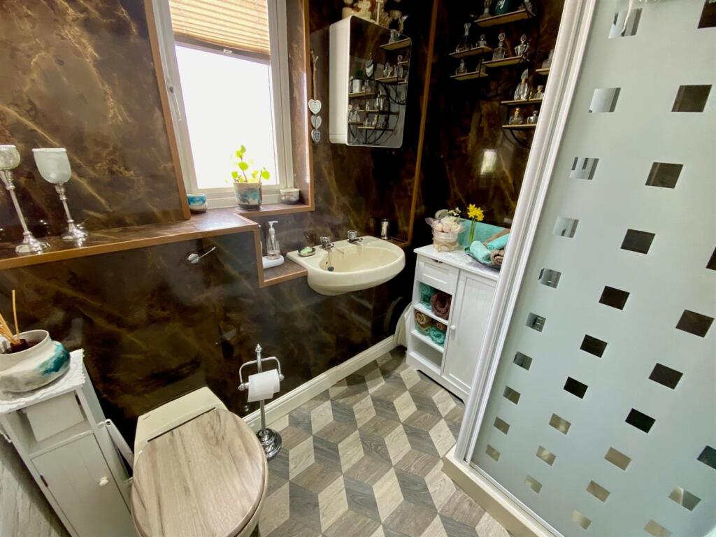 shower room on ground floor.jpg