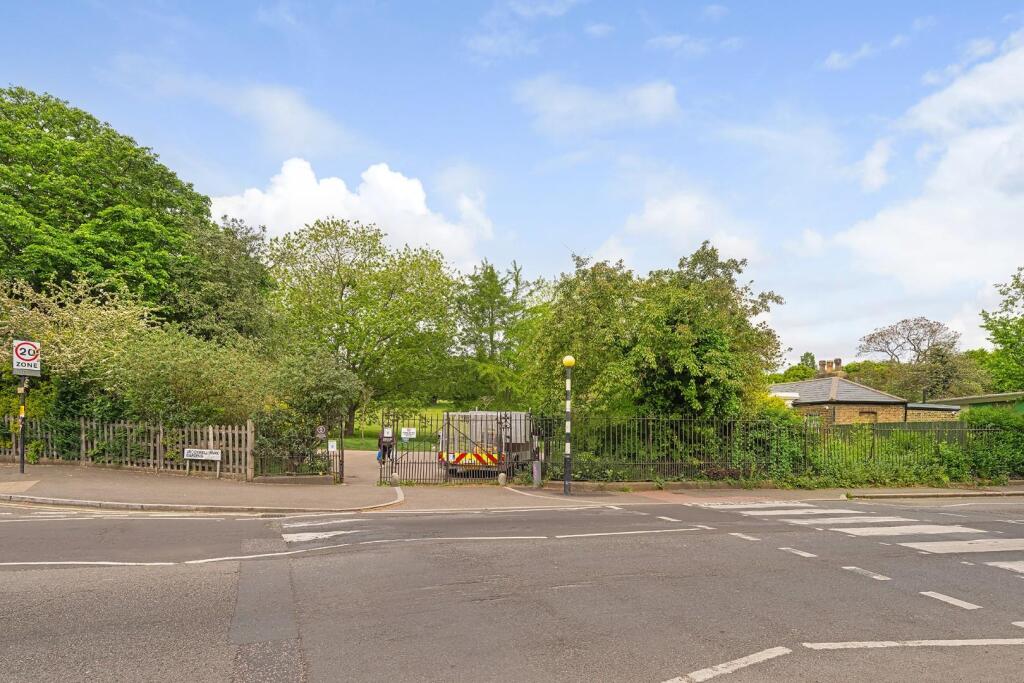 Entrance to Brockwell Park.JPG