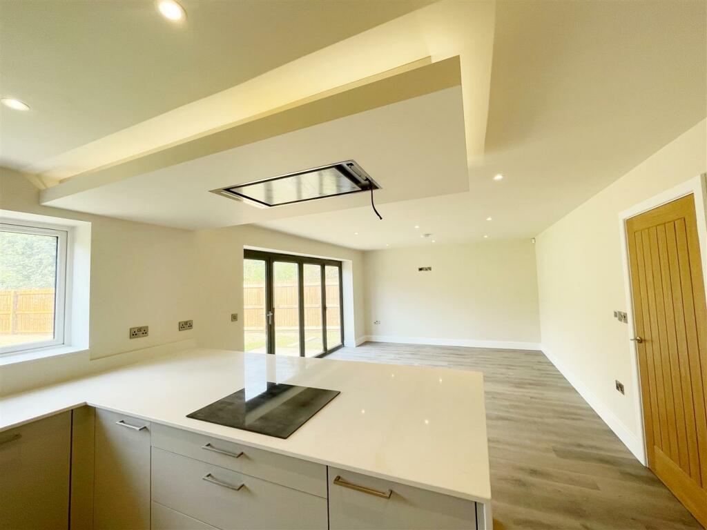 OPEN-PLAN DINING LIVING KITCHEN