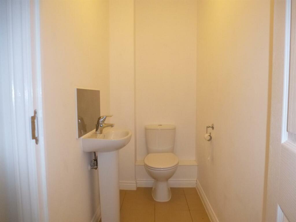 Cloakroom - 15 Edmonton Way.JPG