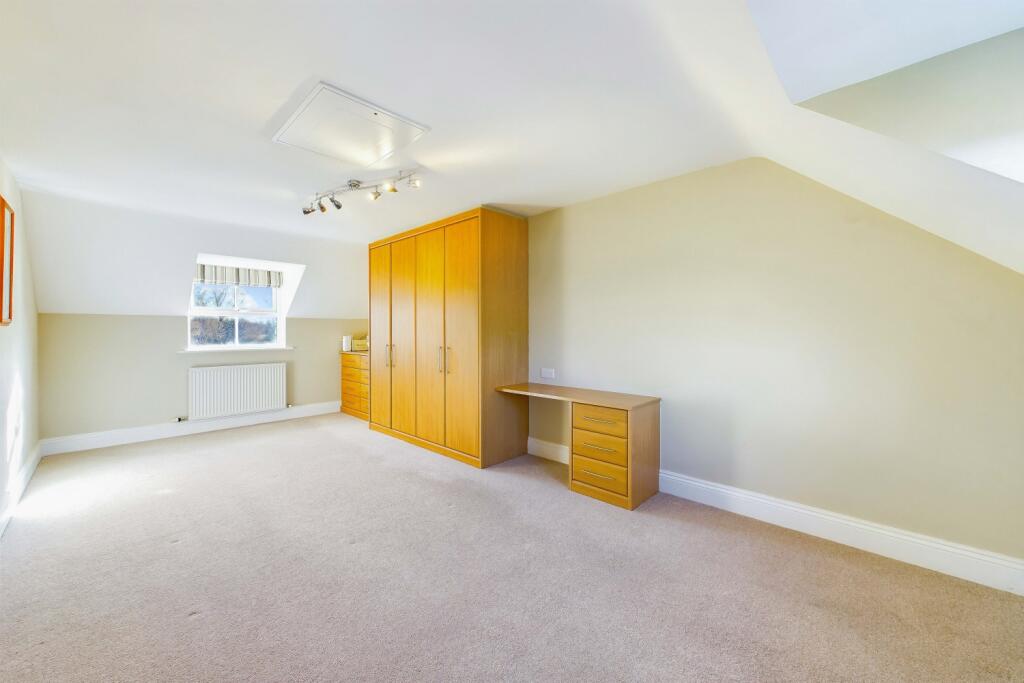 CAM03162G0-PR0214-STILL029