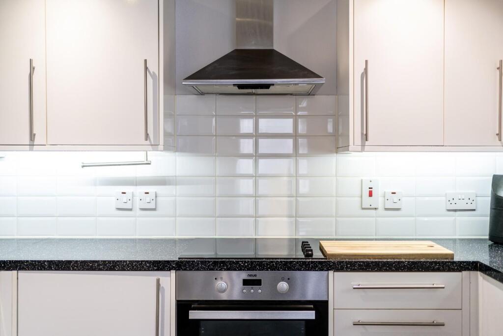 BISHOPS HOUSE, FLAT (1).jpg