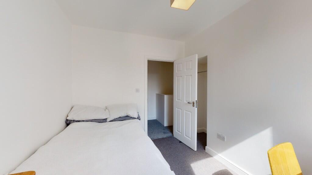 Bright and tidy bedroom with a comfortable sing...