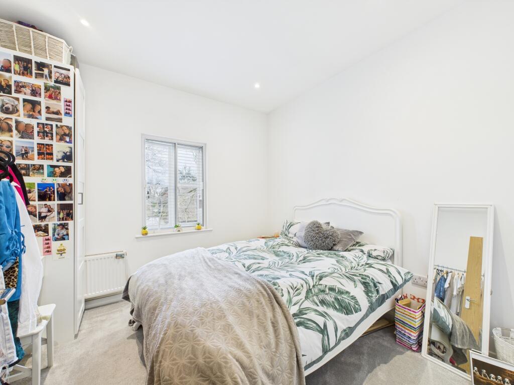 CAM02909G0-PR0353-STILL004