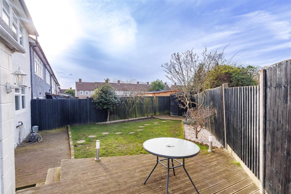 15 Holt Way (17).jpg