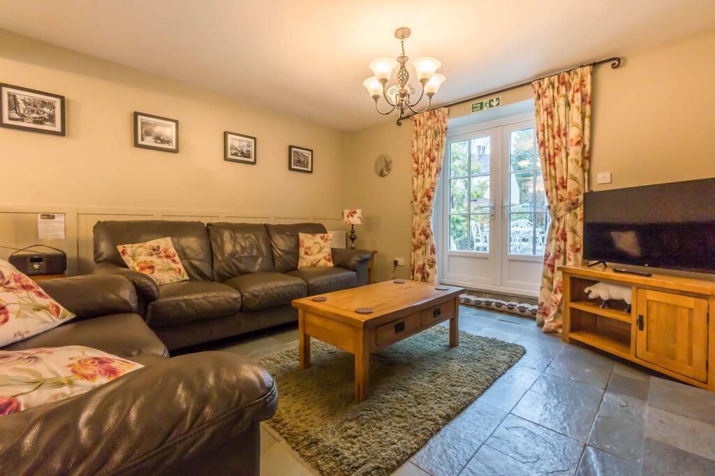 SITTING/DINING ROOM