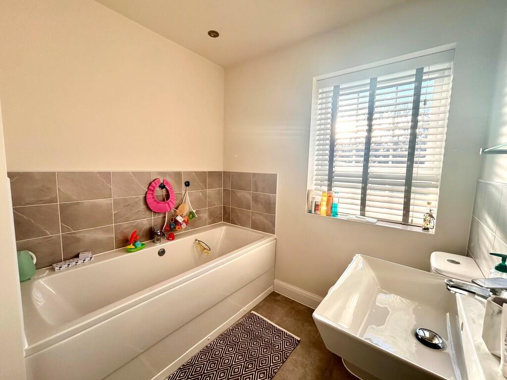 39 neptune bathro...