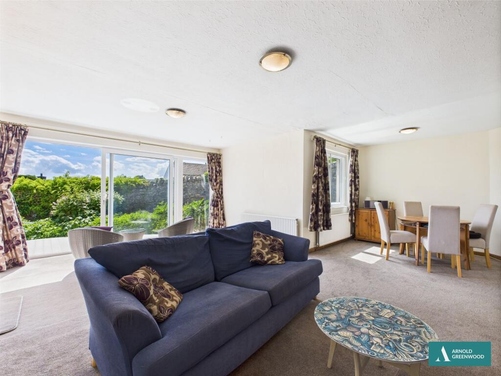 Open plan lounge/dining room