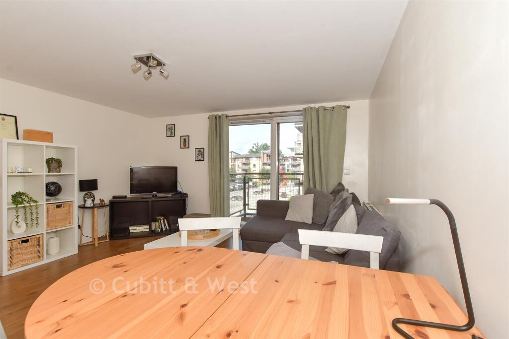 Lounge/Dining Area