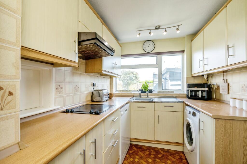 Fully fitted kitchen