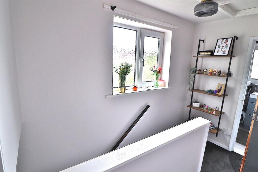 FIRST FLOOR LANDING