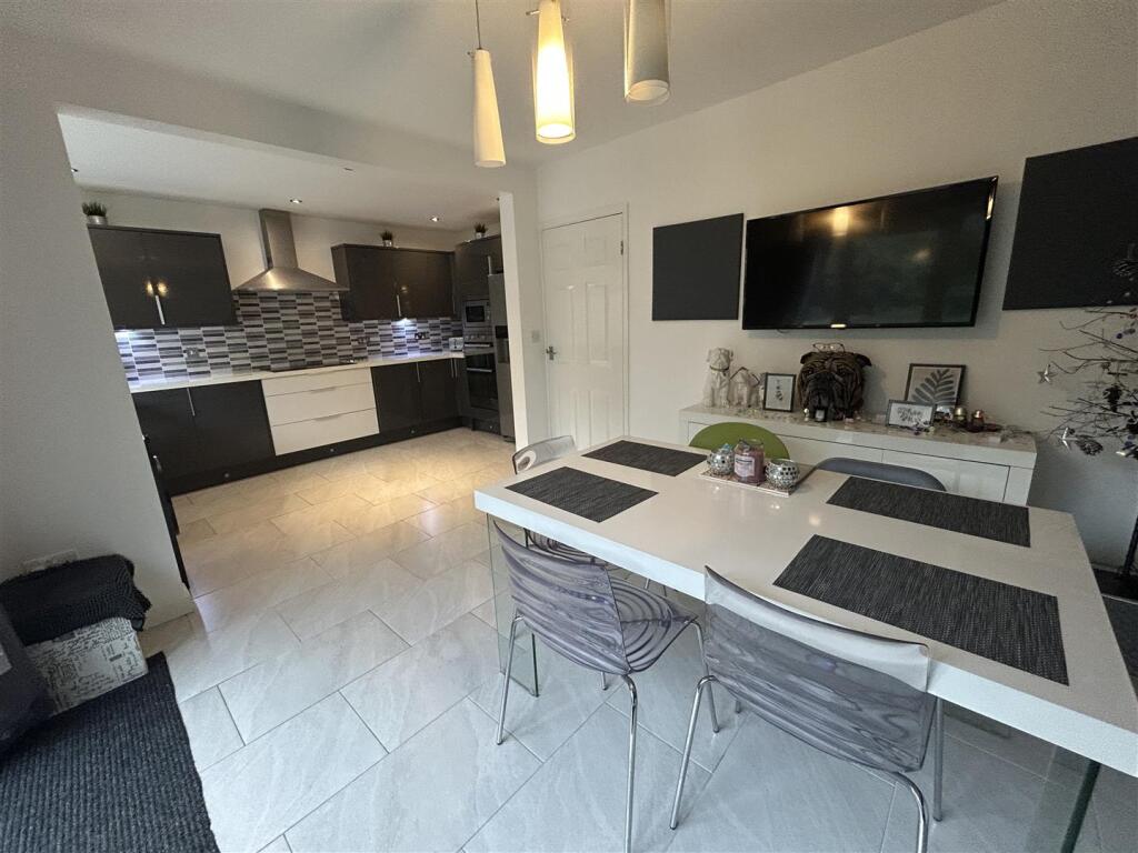 OPEN PLAN KITCHEN &amp; DINER