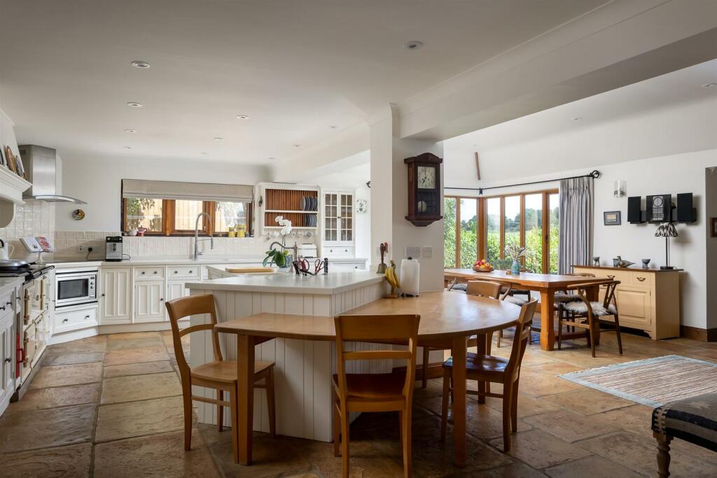 25 - Brecon House - GL53 9NE - Web.jpg