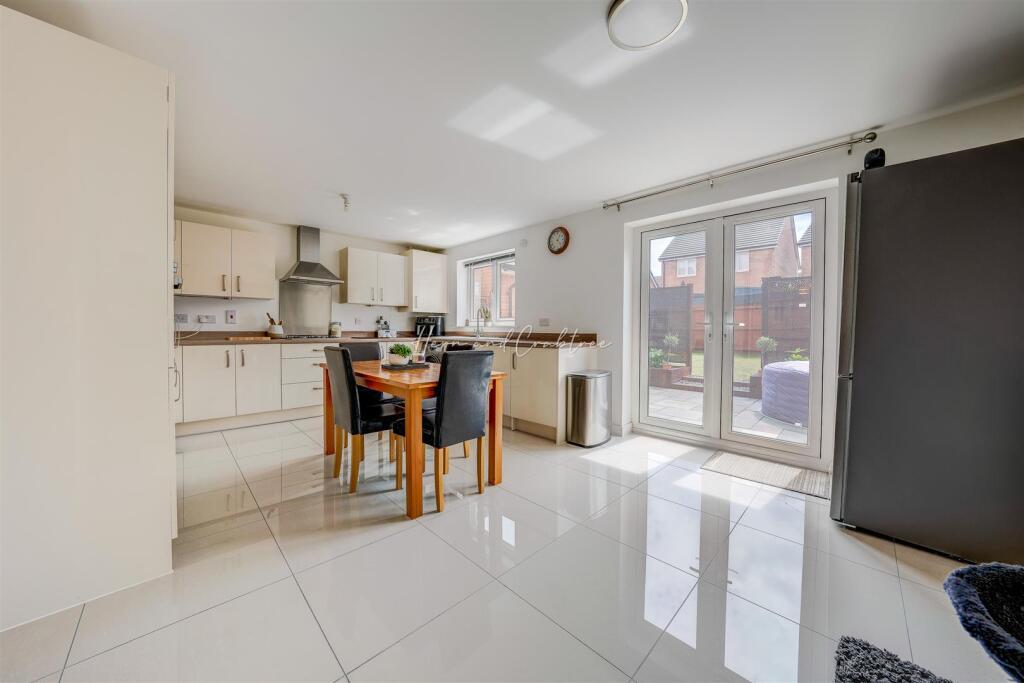 Gwern Close, St Lythans Park, HernCrabtree (32).jp