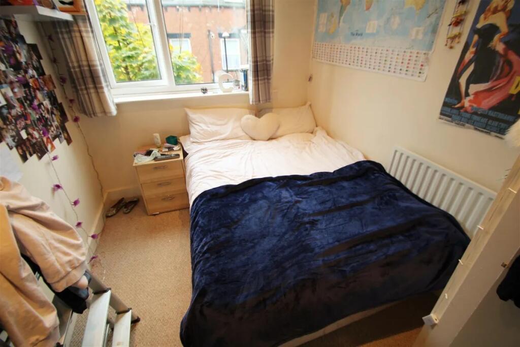Cozy double bedroom featuring a comfortable dou...