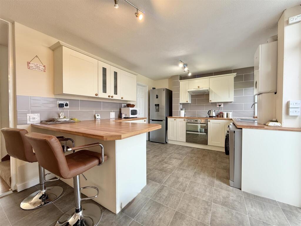 Kitchen &amp; Breakfast Bar.JPG