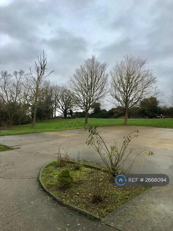 Communal Gardens &amp; Private Parking