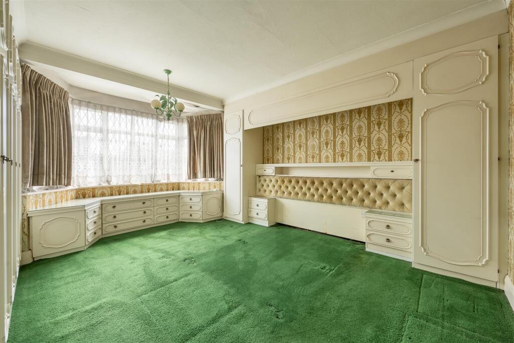 Hermitage Close, E18