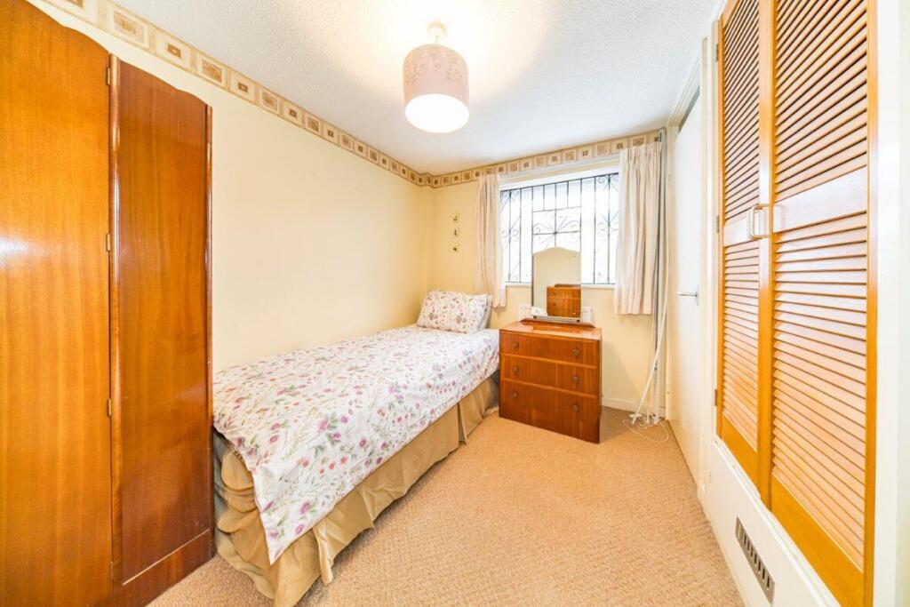 1 Crantock Close bedroom 2.jpg