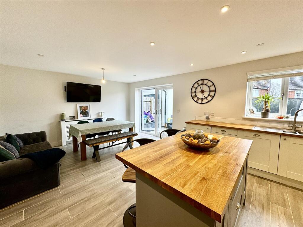 KITCHEN/DINER/FAMILY ROOM