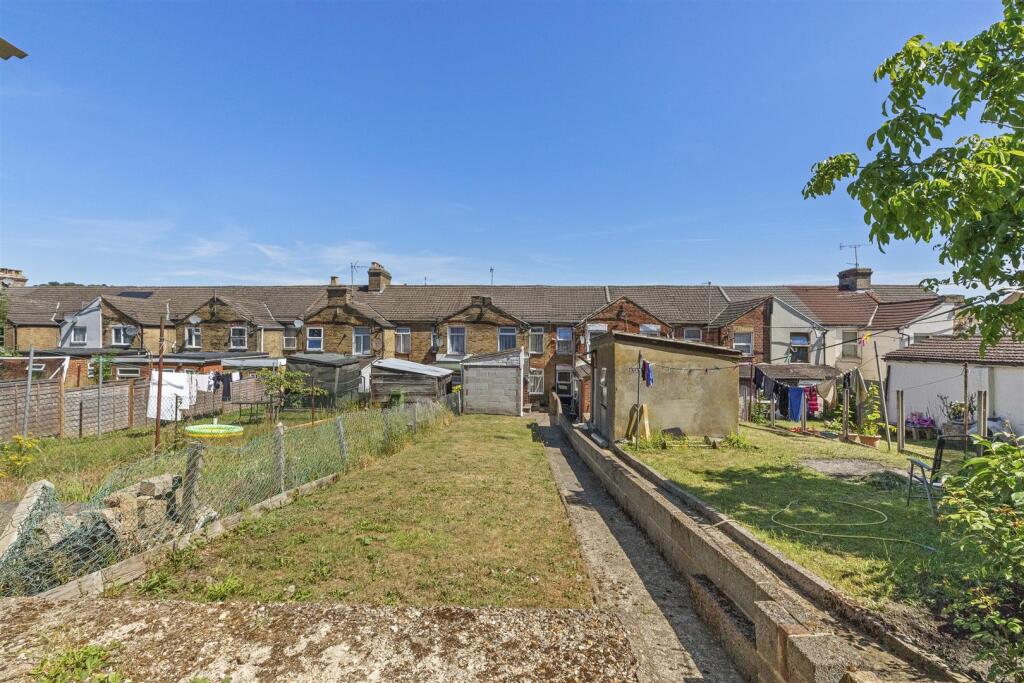 23 Upper Green Street, HP11 2RB-12.jpg