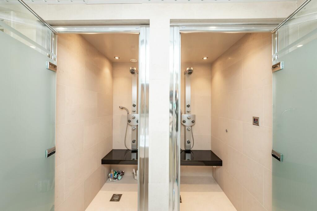 SHOWER/CHANGING ROOM