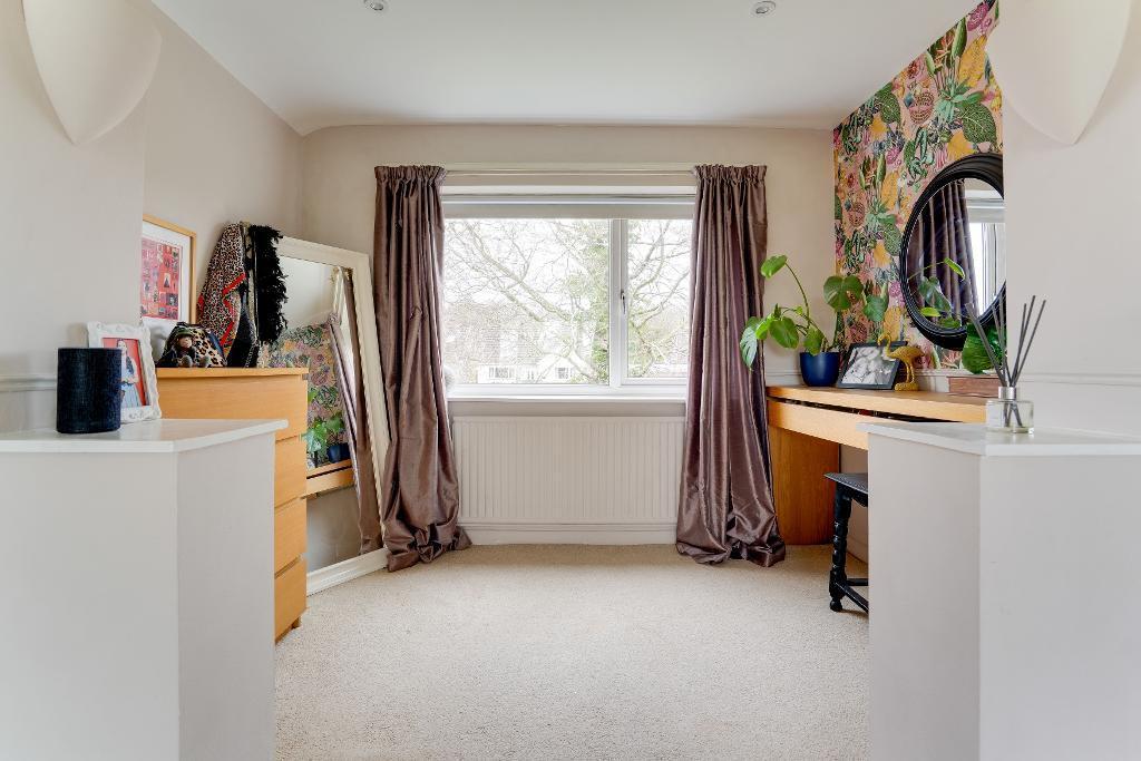 Dressing area to bedroom 1