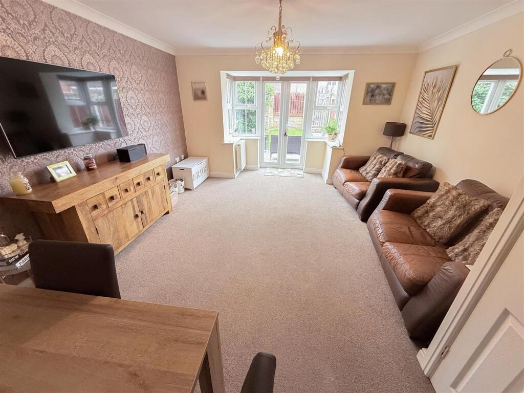 LOUNGE/DINING ROOM