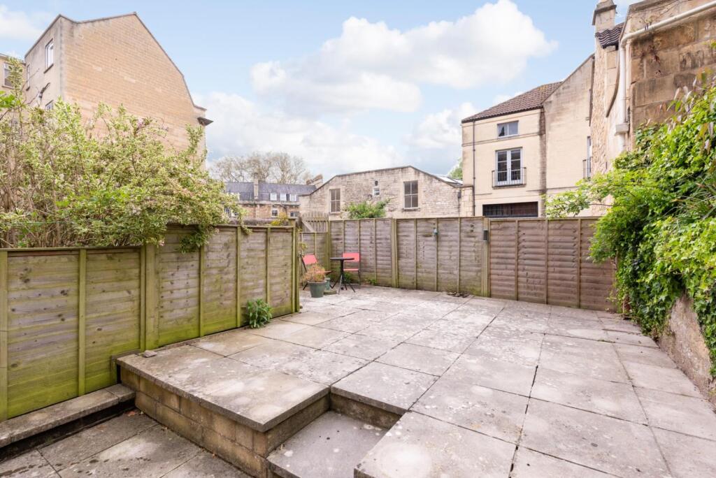 Flat, 3 Russell Street, Bath BA1 2GF-13.jpg
