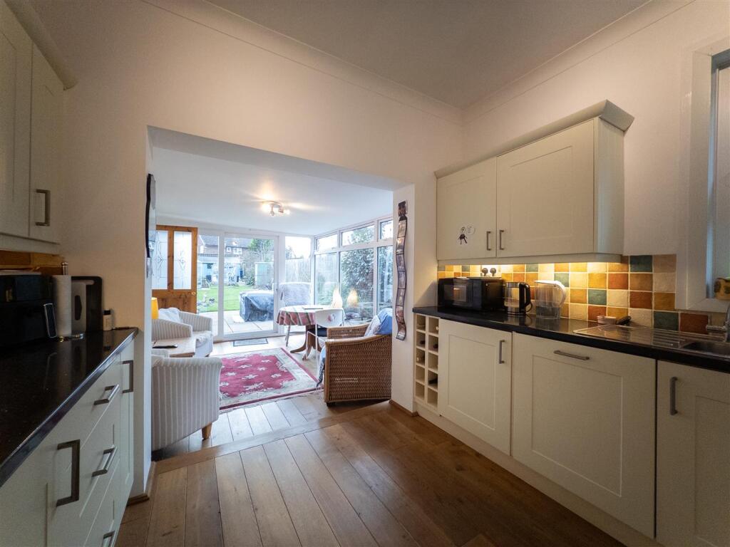 Kitchen: