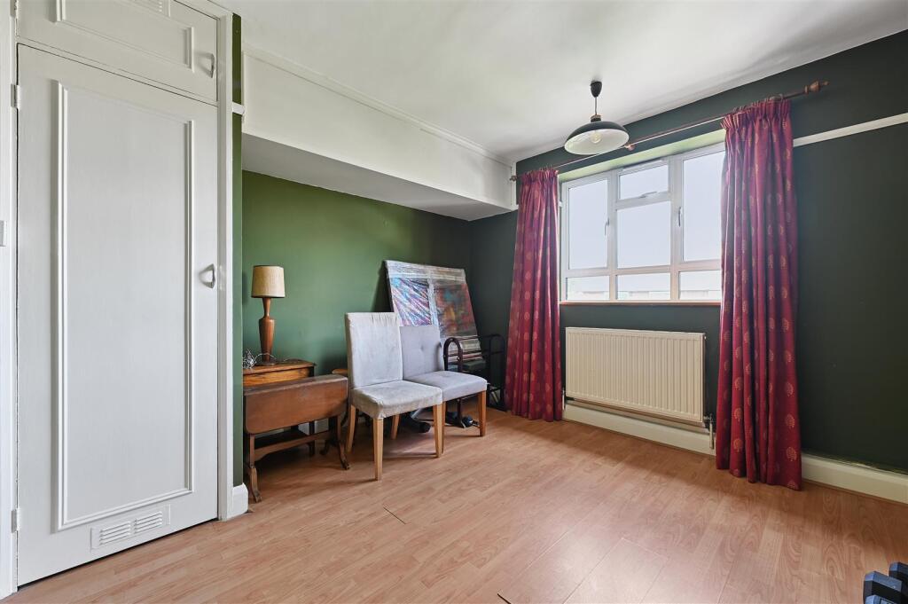 FB - Ashchurch Park Villas - BedroomC3 (1).JPG
