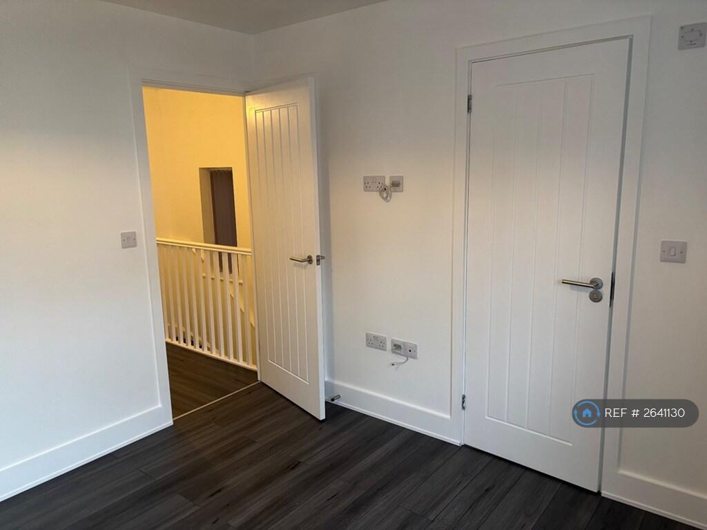 Main Bedroom w/ En Suite