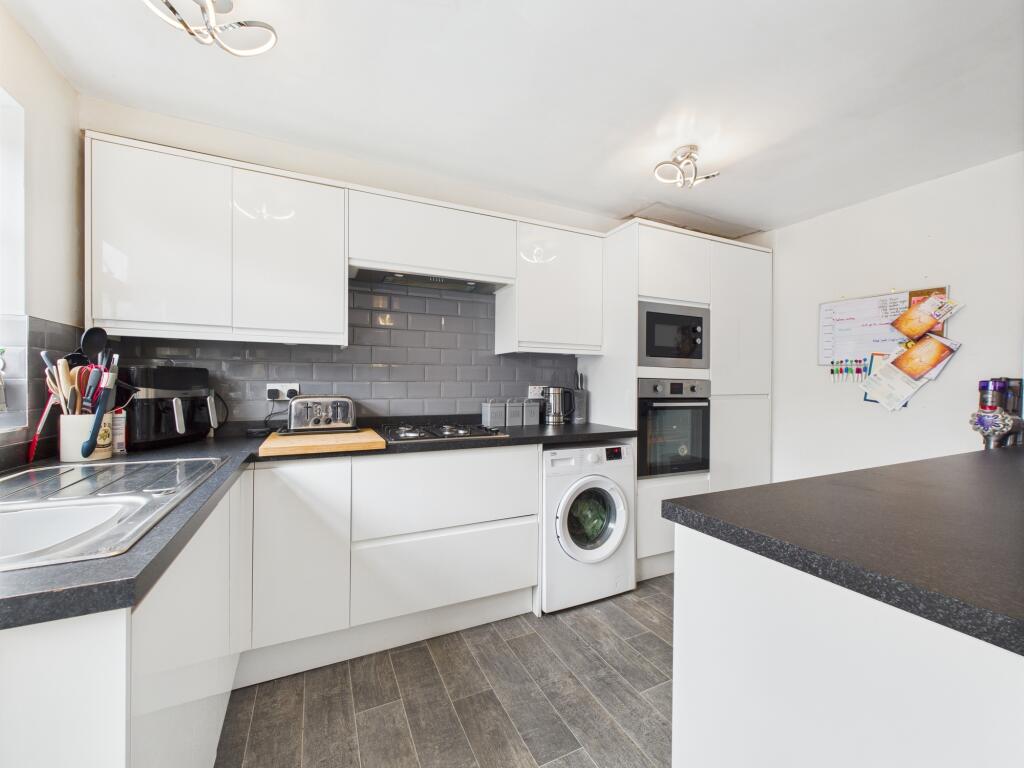 CAM04825G0-PR0142-STILL003