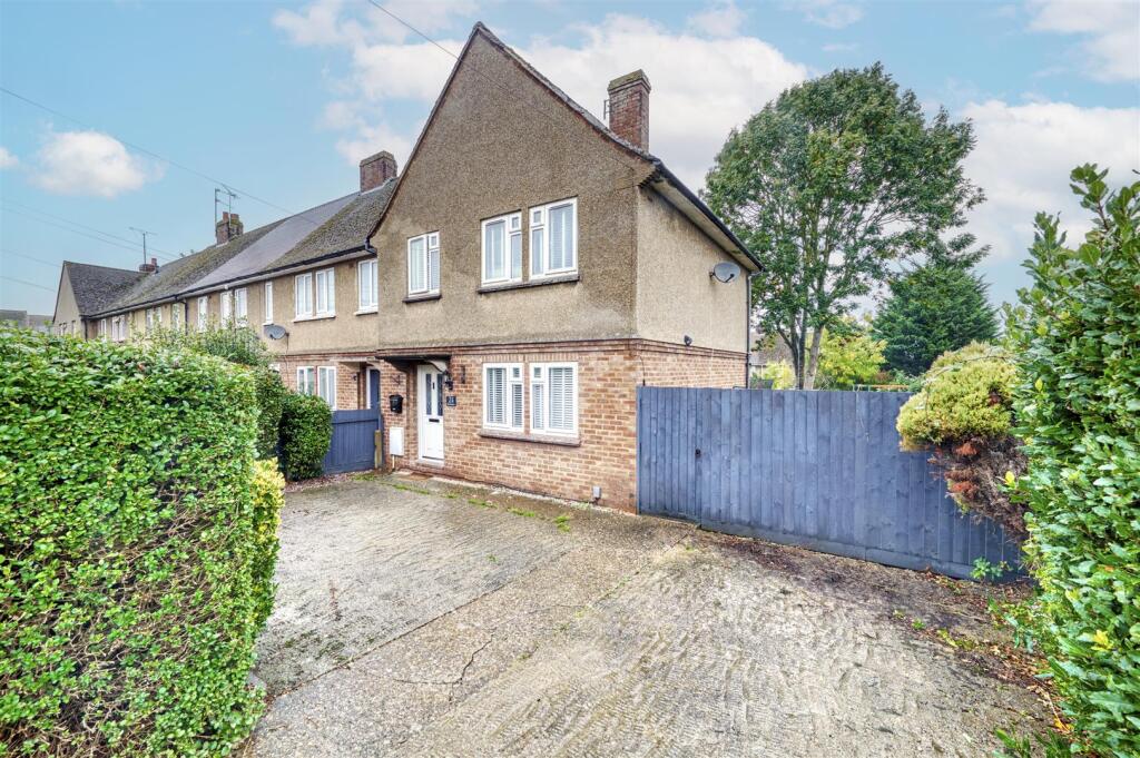 21 St James Close-1.jpg