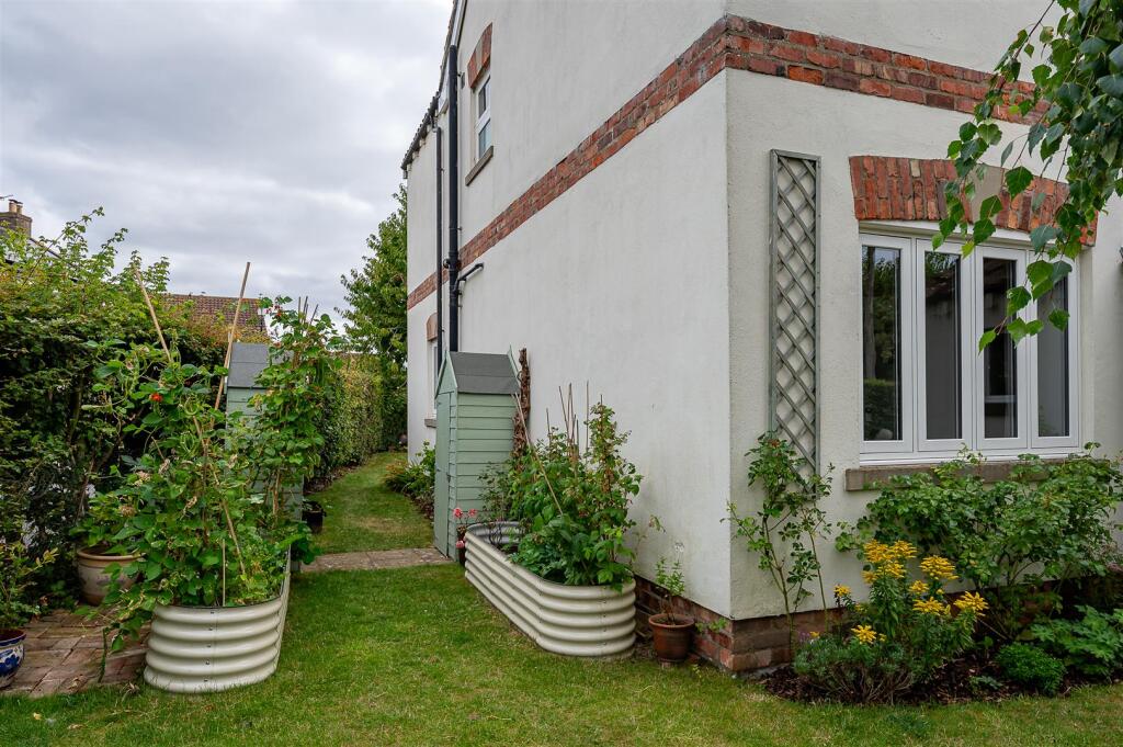 SIDE GARDEN 2