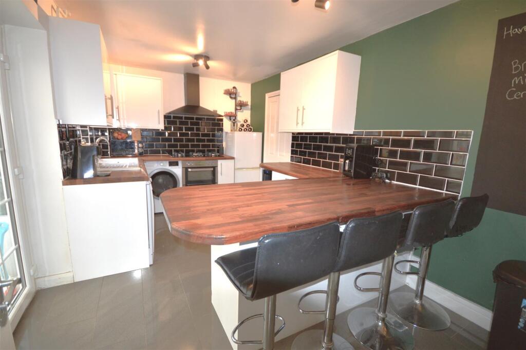 KITCHEN/BREAKFAST ROOM