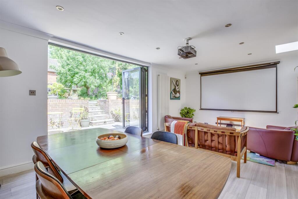 51 London Road, HP11 1BN-12.jpg