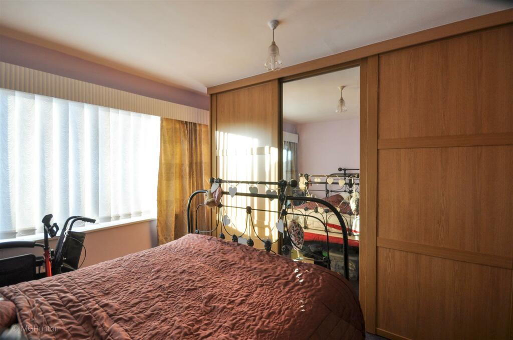 Front bedroom..jpg