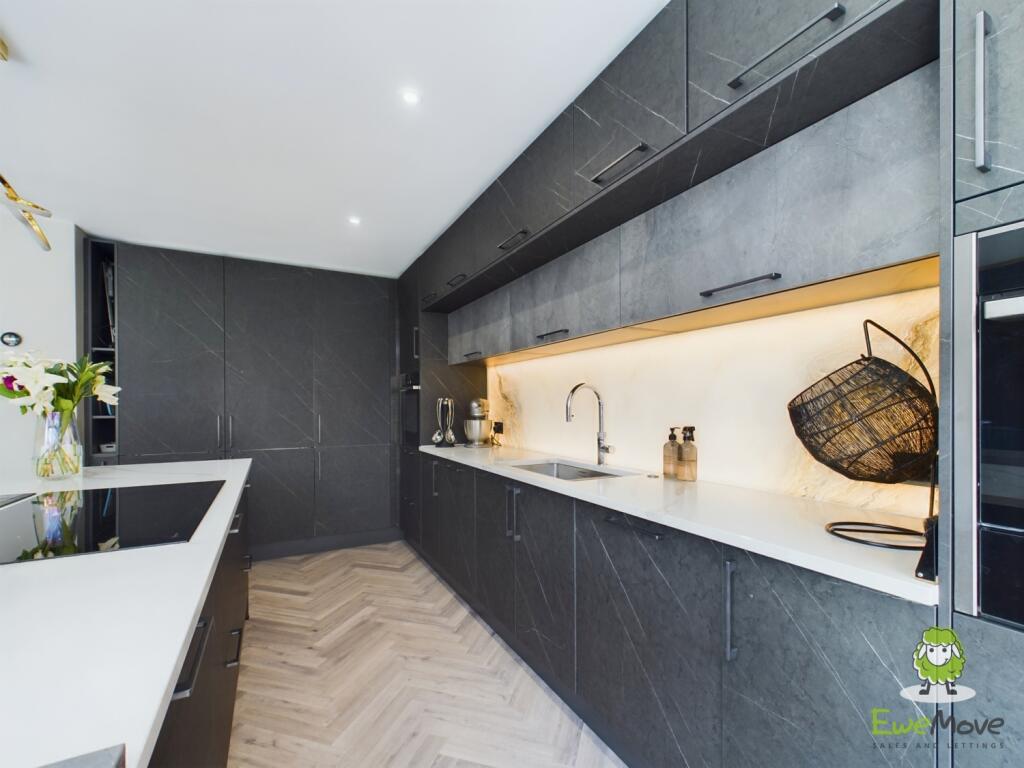 CAM03778G0-PR0171-STILL030