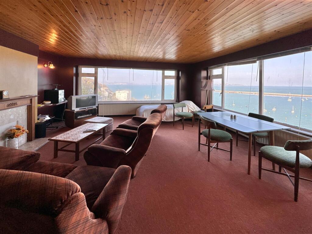 Foretops Lounge.JPG