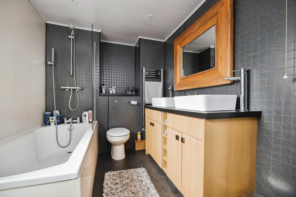 Jack &amp; Jill Bathroom