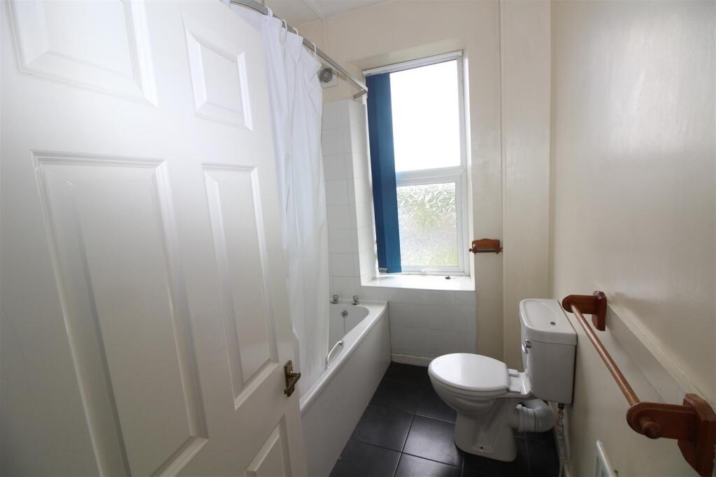 Bathroom 1.JPG