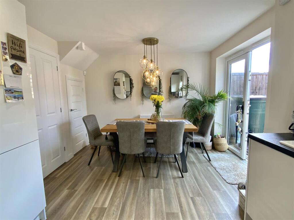 Kitchen/ Dining Room