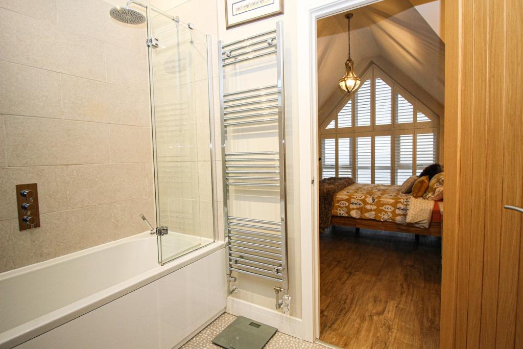 Master En-Suite Show