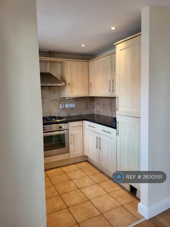 Kitchen With Cooker And Integrated Fridge Freezer