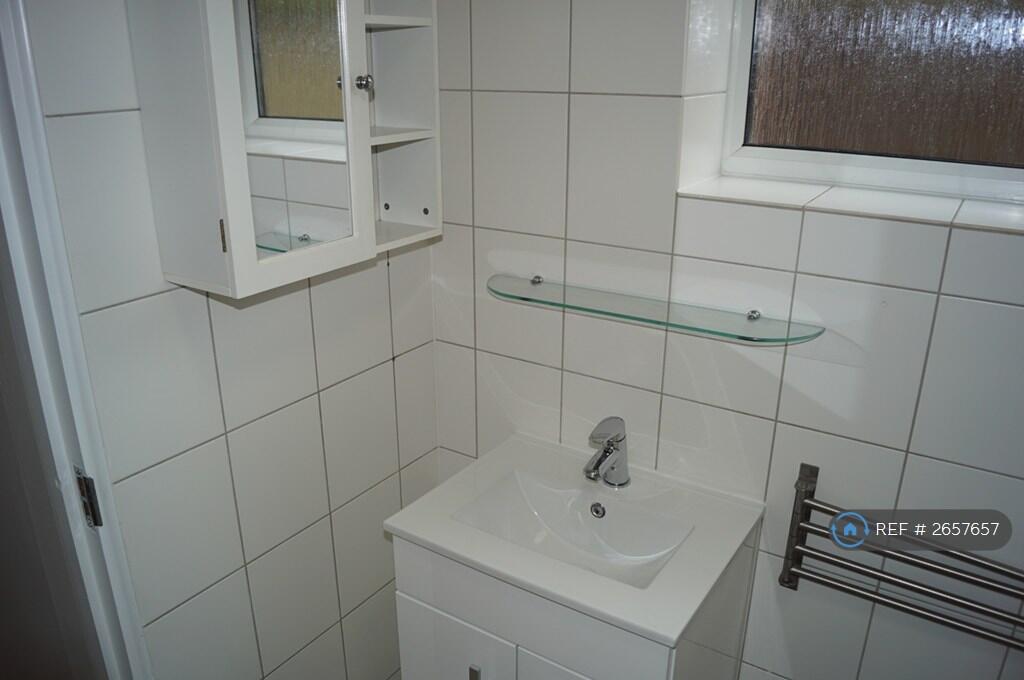 Shower Room Photo 2