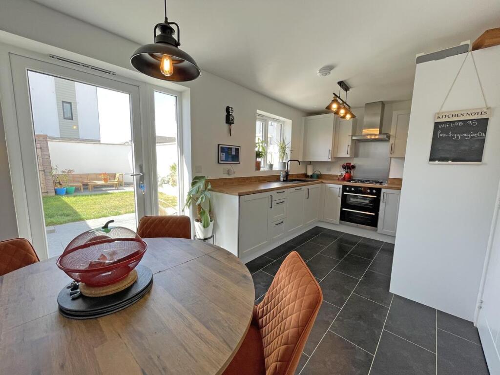 Haycroft Mews 21 - Kitchen Diner.jpg