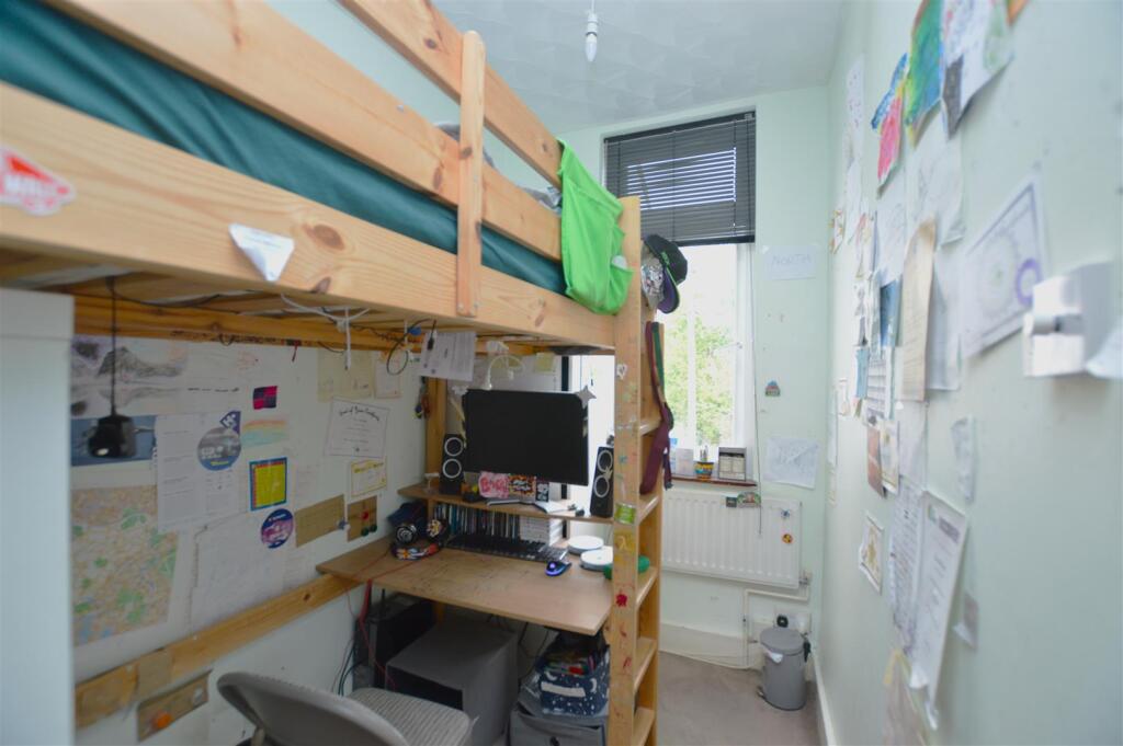 53 Hounslow Avenue bed4.JPG