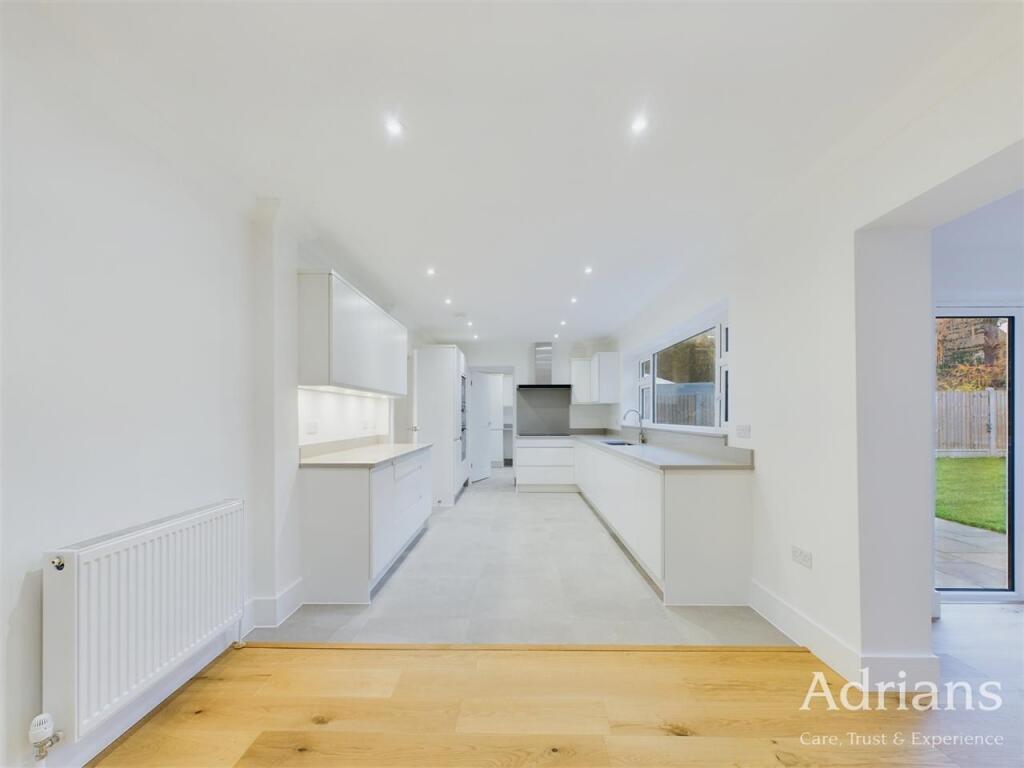 KITCHEN / DINING